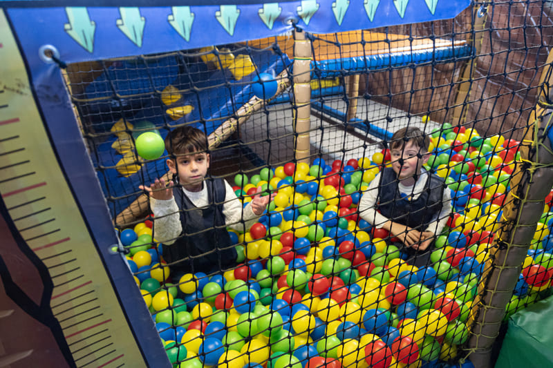 bambini nella piscina di palline